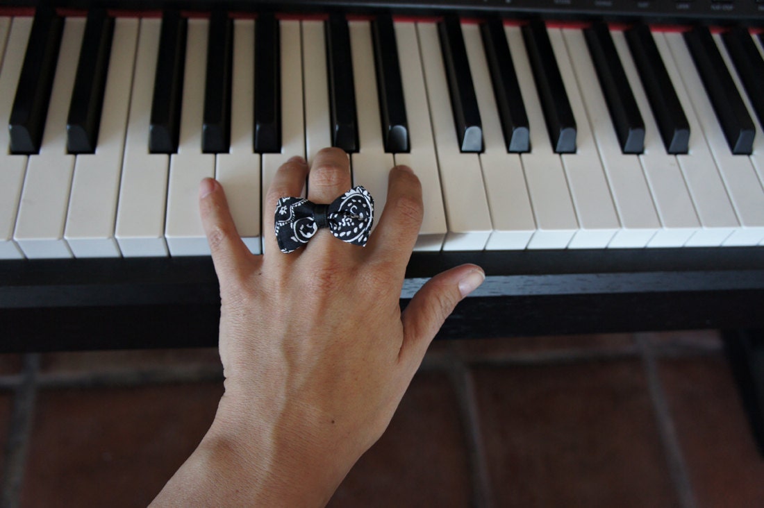 Olivia Paige - Pin up Bow bandana Rockabilly ring