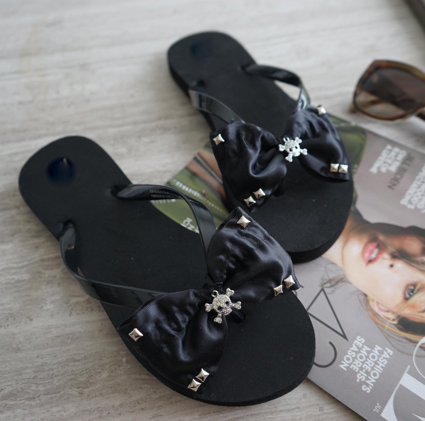 Skull Bow Studded Flip Flops: Rockabilly Shoe Clips (1 Pair)