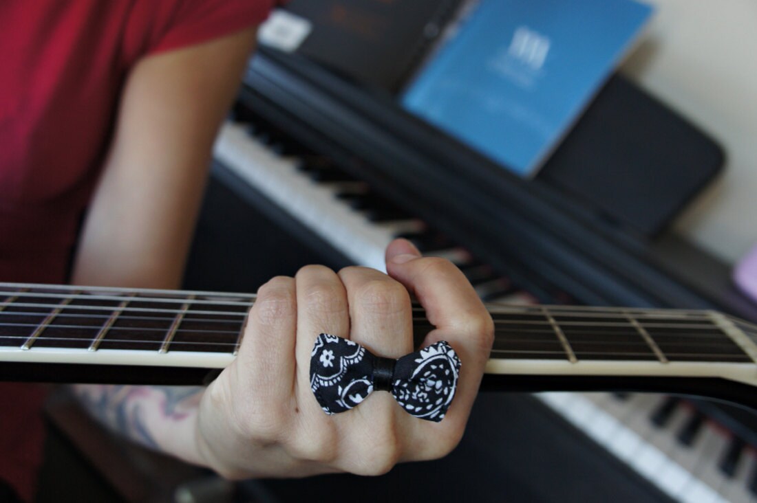Olivia Paige - Pin up Bow bandana Rockabilly ring