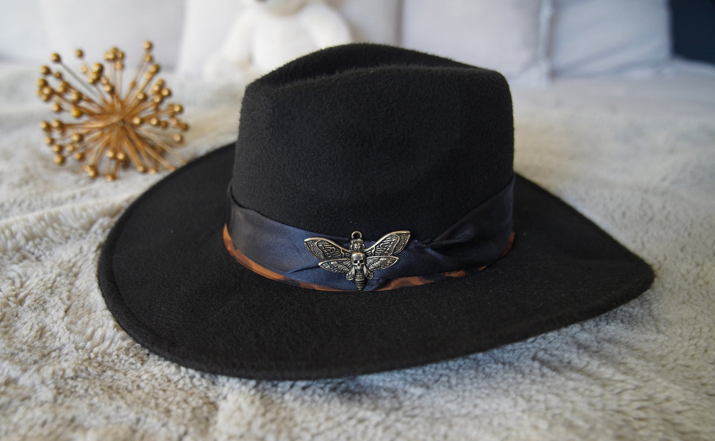 Olivia Paige - Fedora felt hat with satin ribbon Skull moth