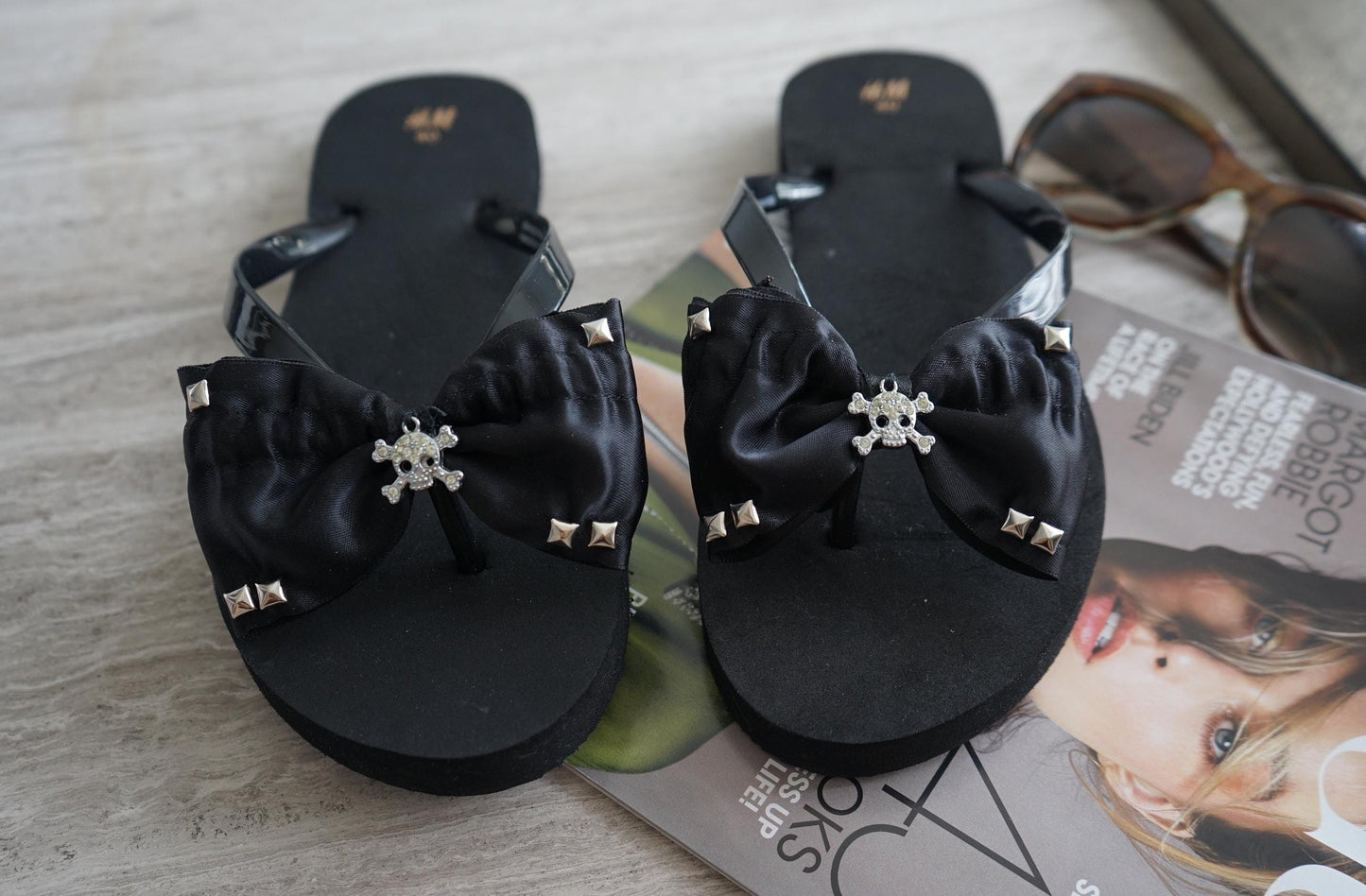Skull Bow Studded Flip Flops: Rockabilly Shoe Clips (1 Pair)