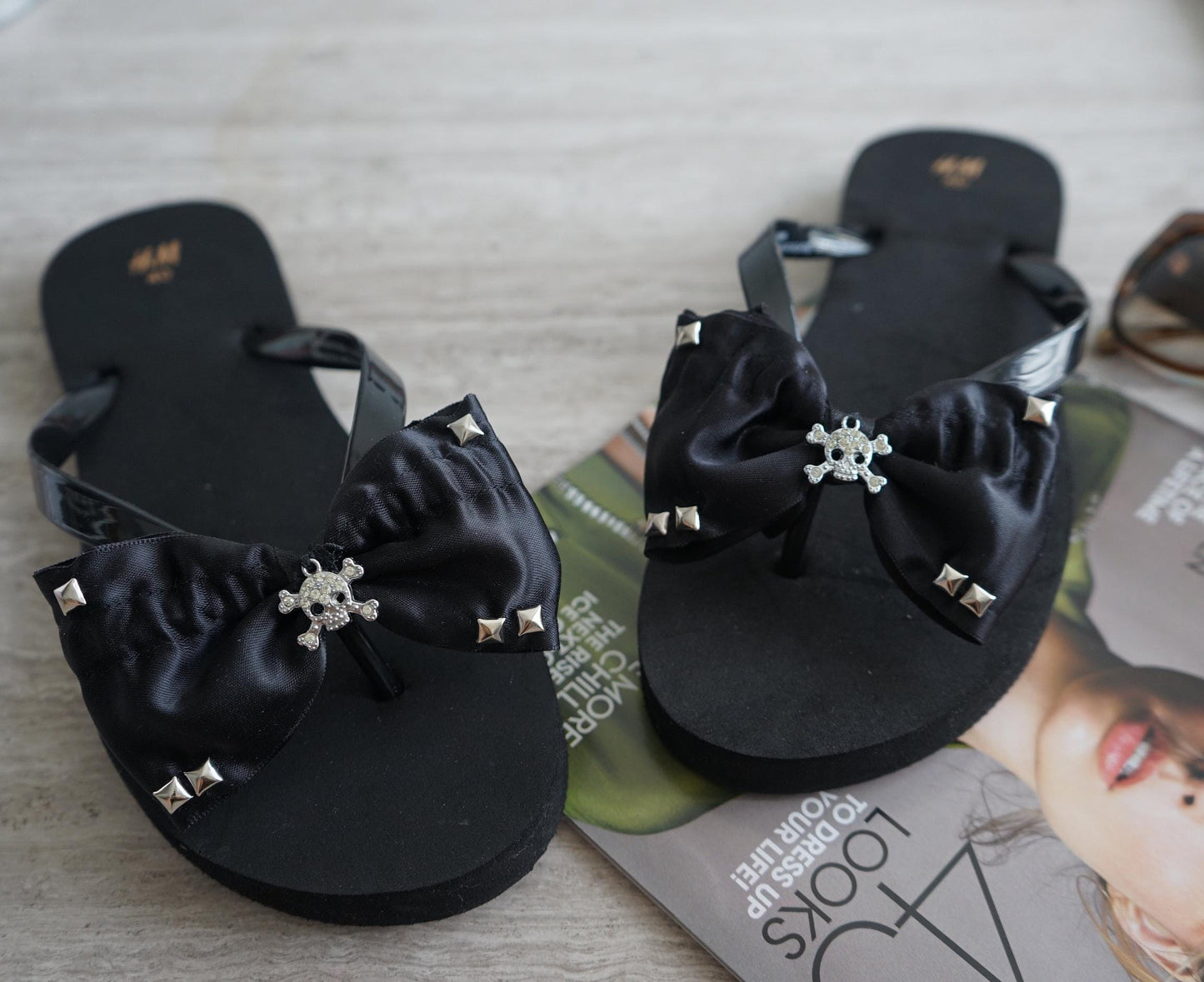 Skull Bow Studded Flip Flops: Rockabilly Shoe Clips (1 Pair)