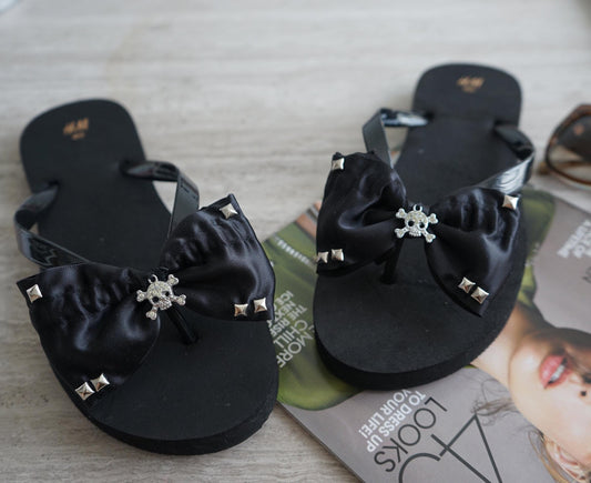 Skull Bow Studded Flip Flops: Rockabilly Shoe Clips (1 Pair)